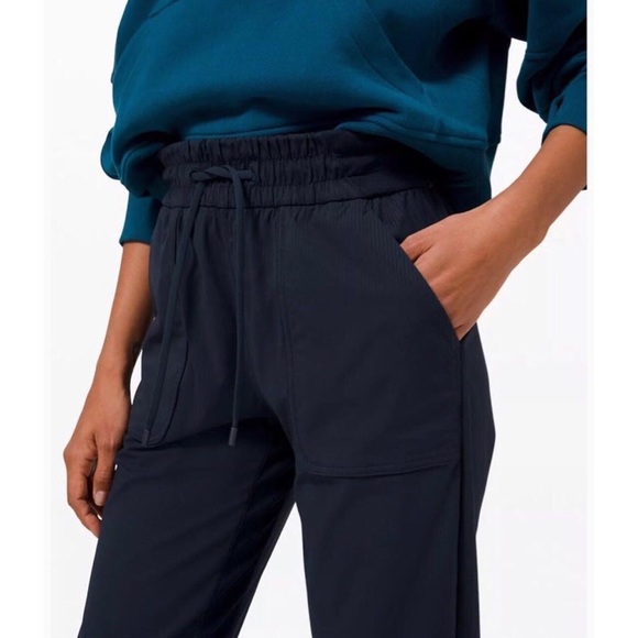 Lululemon Beyond the Studio Crop size 2 - Picture 3 of 4